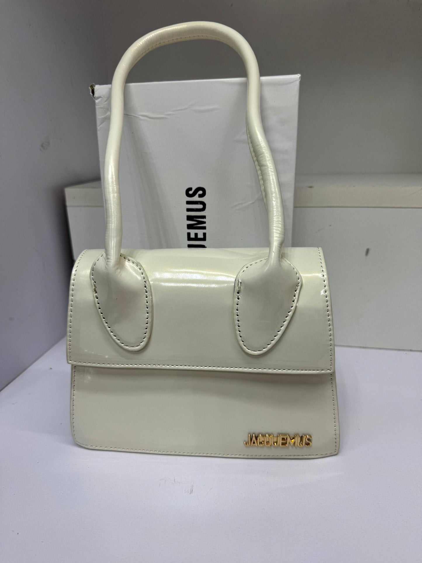 Jacquemus
With box 
🎁🎁🎁

70 dhs🇦🇪
offer

Zain50
♥️♥️♥️