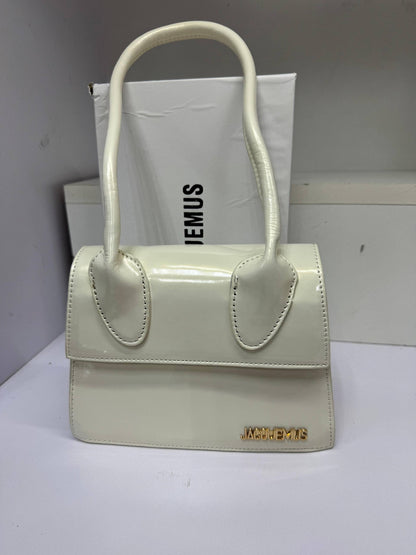 Jacquemus
With box 
🎁🎁🎁

70 dhs🇦🇪
offer

Zain50
♥️♥️♥️