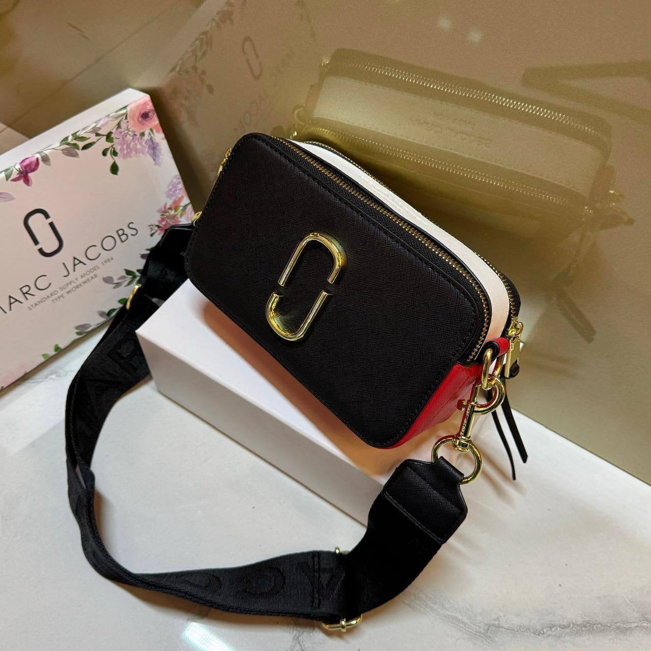 MARC JACOBS 

NEW CAME GOOD QUALITY 
WITH BOX 
🎁🎁🎁

90 dhs🇦🇪

Zain39
♥️♥️♥️