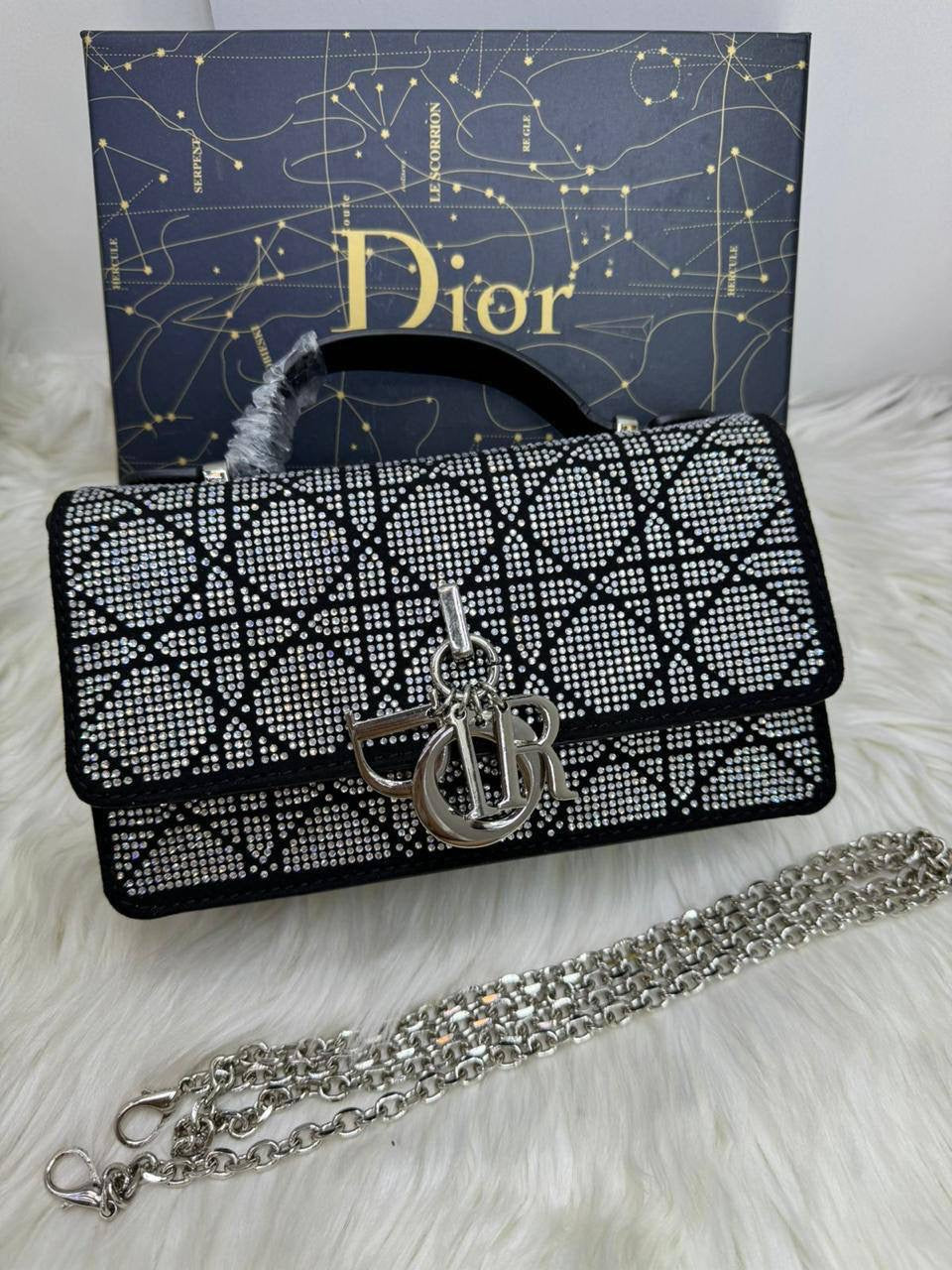 Discount 💎  Dior top handle
Size: 25 ~ 21 cm
95 dhs🇦🇪
with Box🎁

Zain115
♥️♥️♥️