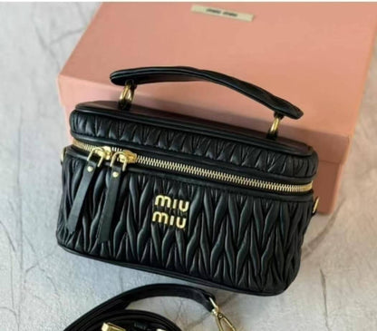 Miu Miu
size : 18 * 12 * 7 cm
80 dhs🪙
with box 🎁

Zain115
♥️♥️♥️