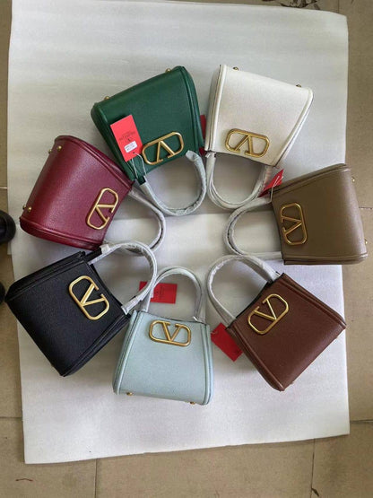 Valentino
90 dhs🪙💕
High quality
21Cm

Zain26
♥️♥️♥️