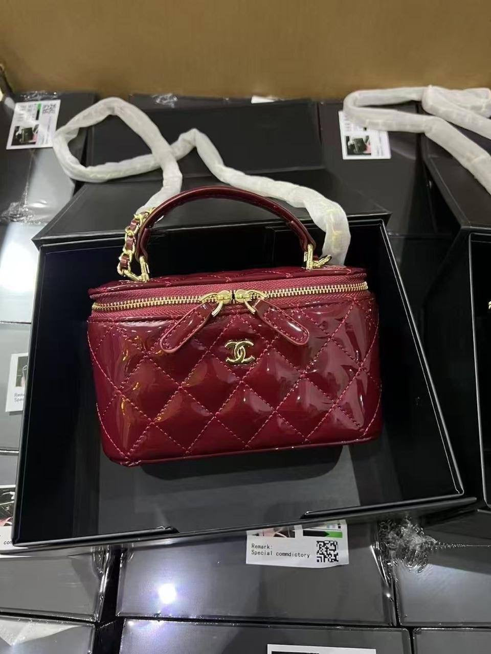 Chanel 24K
Size: 17 * 10 * 8 cm
90 dhs🇦🇪

with box
🎁🎁🎁

Zain115
♥️♥️♥️