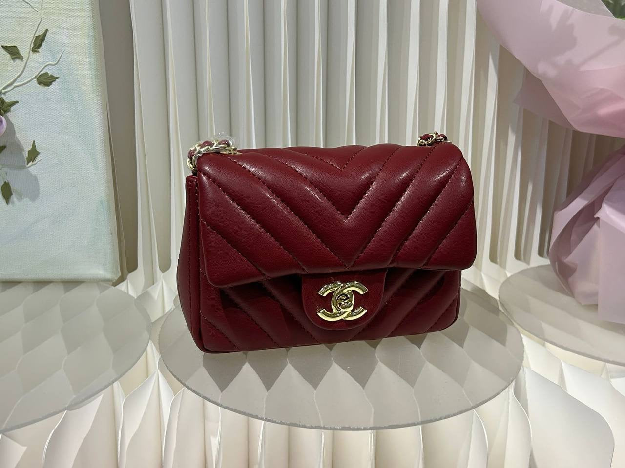 CHANEL 
19.5cm, Silver Logo, 🍂gold Logo 
95 dhs🇦🇪

Zain254
♥️♥️♥️