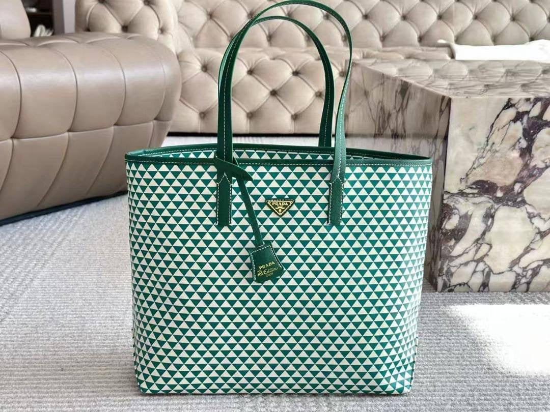 Prada 

Shopper Bag

Good Quality 
95 dhs🇦🇪

Zain250
♥️♥️♥️