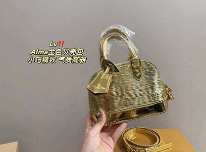 LV

90 dhs🇦🇪
Good quality 

with box
🎁🎁🎁

Zain35
♥️♥️♥️