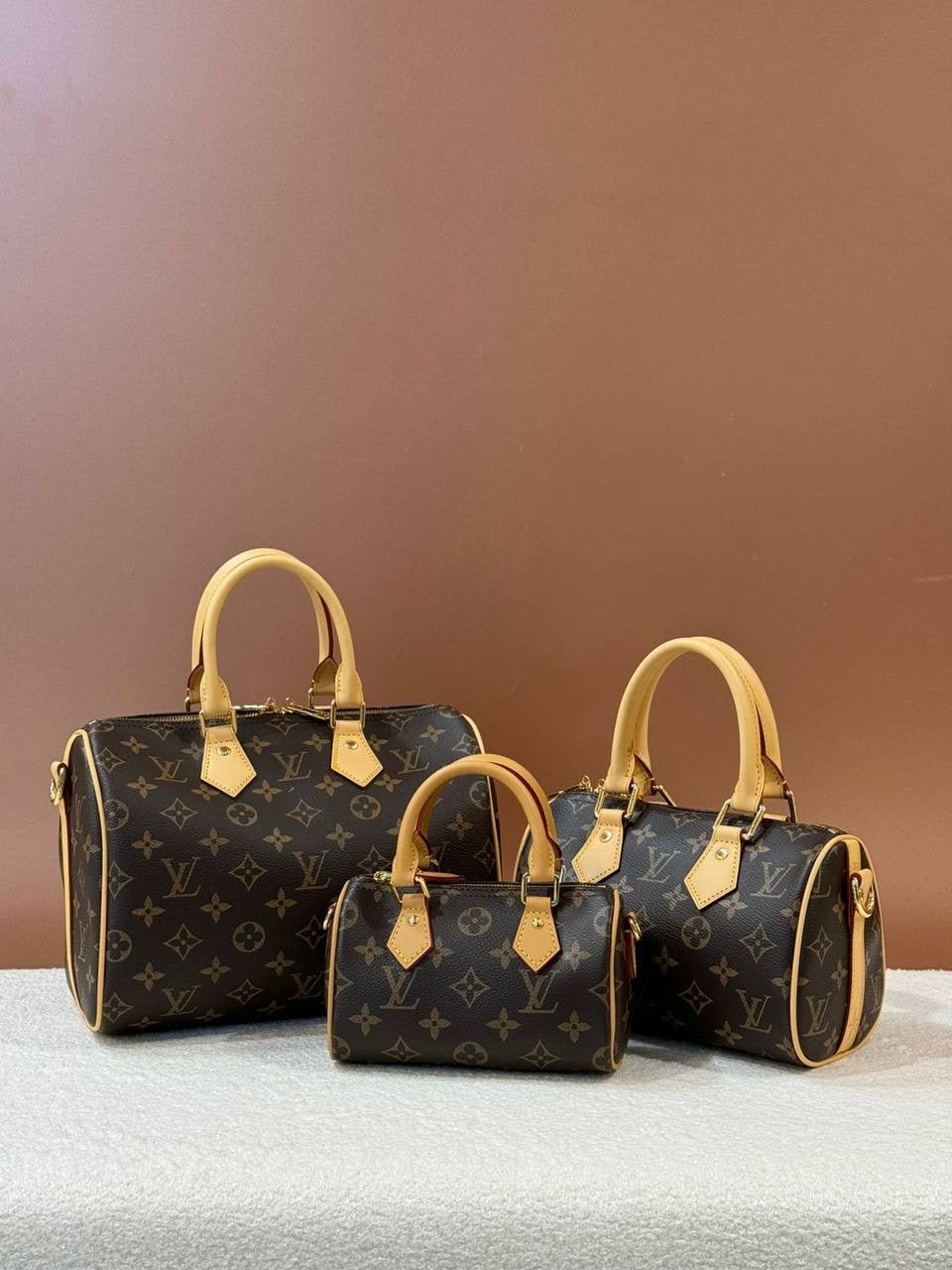 LV Master
25CM 270 dhs🇦🇪 
20CM 250 dhs🇦🇪
17CM  180 dhs🇦🇪

WITH BOX 
🎁🎁🎁

Zain131
♥️♥️♥️