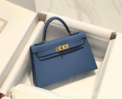 Hermes
Best quality 

with box’s 
🎁🎁🎁

90 dhs🪙💕

size 22cm

Zain158
♥️♥️♥️