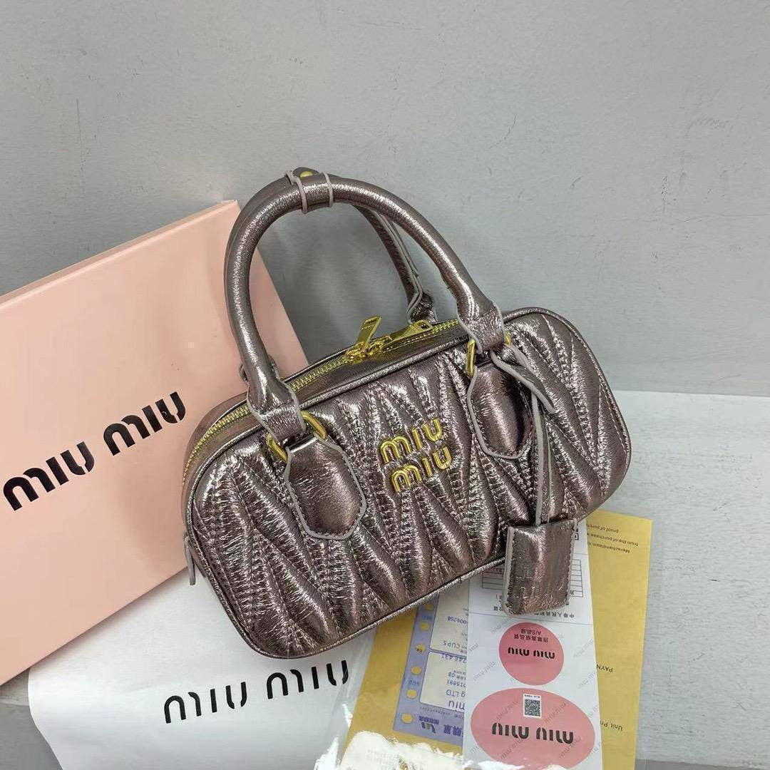 Miu Miu

23*12*9Cm

With box 
🎁🎁🎁

75 dhs🪙

Zain17
♥️♥️♥️
