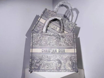 DIOR TOTE BAG 
Master 
#36cm
320 dhs🇦🇪
#42cm 
340 dhs🇦🇪

Zain228
♥️♥️♥️