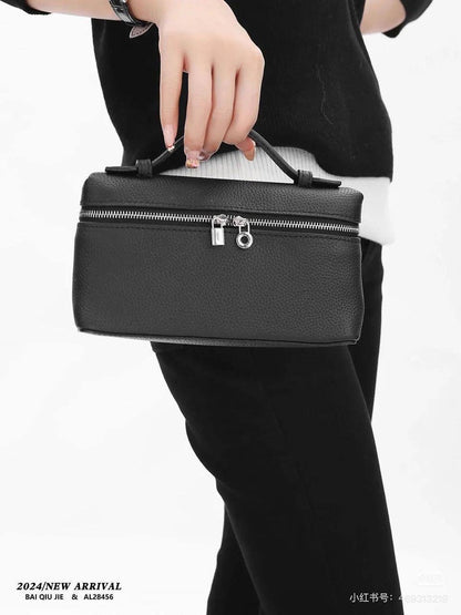 🎉 Offer 🎊  Loro Piana
High Quality 
Size : 19 *  12.5 * 7 cm
70 dhs🇦🇪

Zain115
♥️♥️♥️