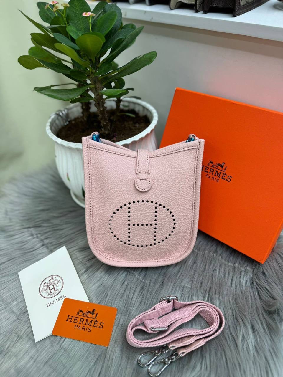 HERMES
SIZE……….  18cm  CM🌷
90 dhs🪙💕

with BOX✅
🎁🎁🎁

Zain244
♥️♥️♥️
