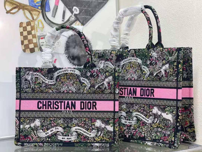 DIOR TOTE BAG 
Master 
#36cm
320 dhs🇦🇪
#42cm 
340 dhs🇦🇪

Zain228
♥️♥️♥️