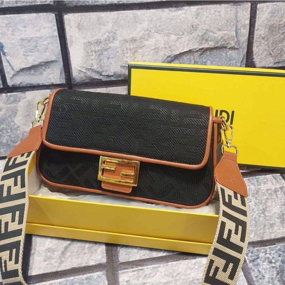 Fendi
Best quality 

with box’s 
🎁🎁🎁

110 dhs🇦🇪

size 26 cm

Zain158
♥️♥️♥️