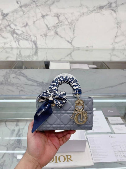 DIOR Master

17CM  
220 dhs🇦🇪

WITH BOX 
🎁🎁🎁

Zain131
♥️♥️♥️