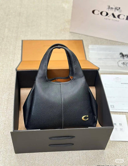 Coach Lana

Size: 23 *31 cm

100 dhs🇦🇪

with box
🎁🎁🎁

Zain115
♥️♥️♥️