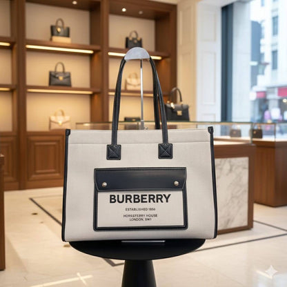 Burberry
Good quality 
105 dhs🇦🇪

Zain186
♥️♥️♥️