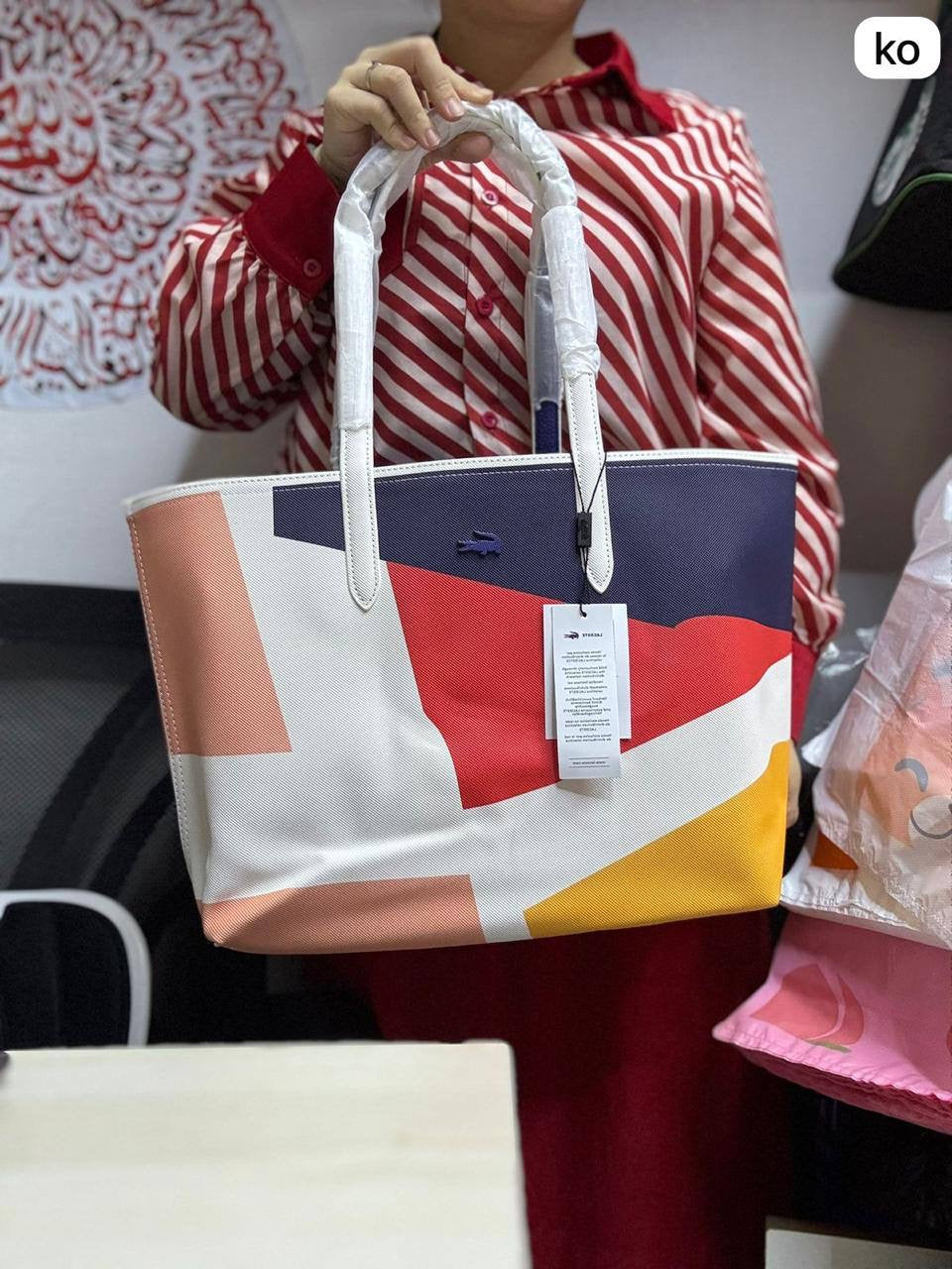 🌟 LACOSTE 🐊 New 2 in 1
Double-sided usable bag
Size: 47 * 29 cm
95 dhs🪙

Zain115
♥️♥️♥️