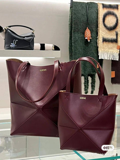 Loewe 
#Small 290 dhs🇦🇪
#Big 300 dhs🇦🇪

Zain
♥️♥️♥️