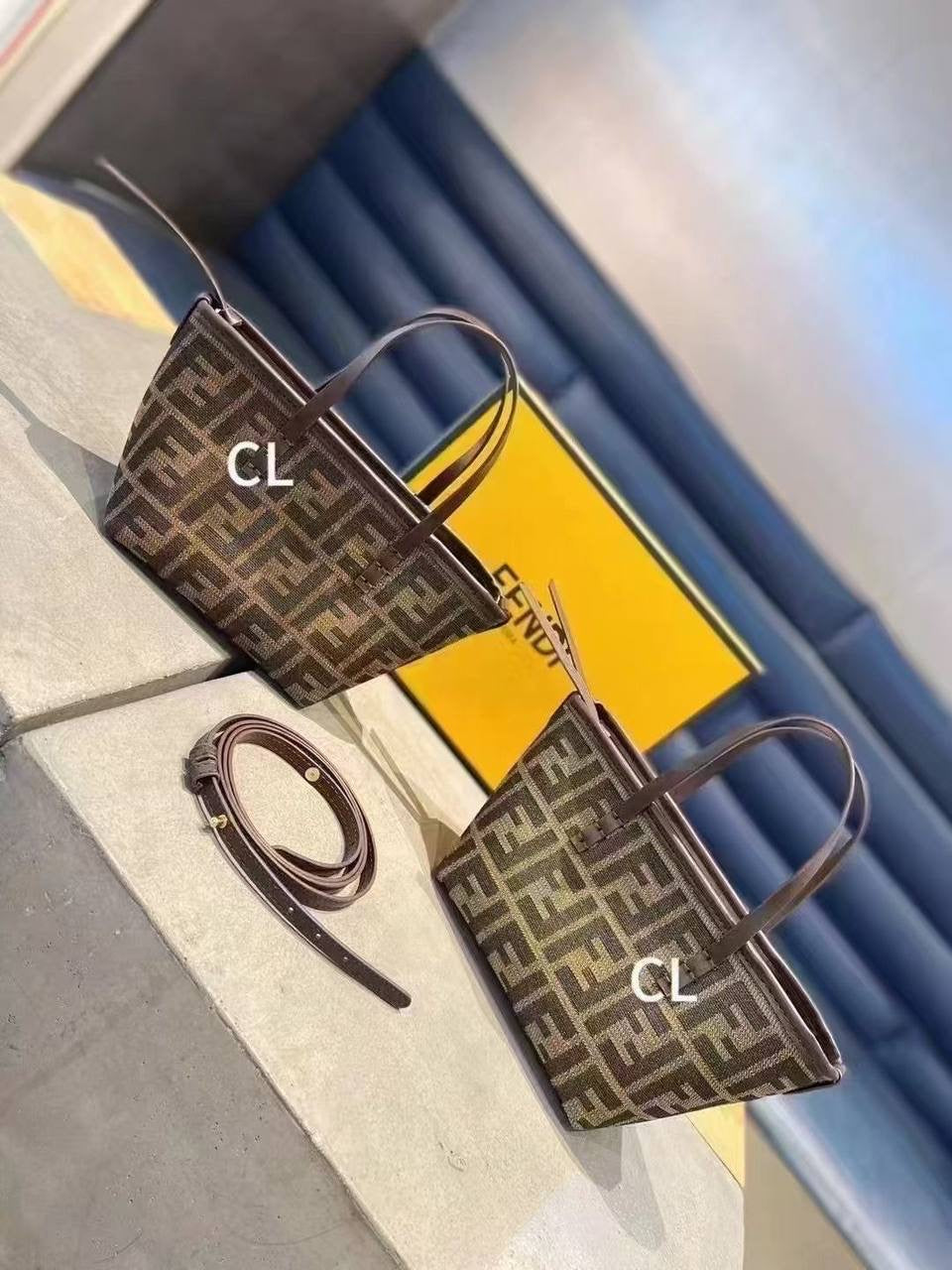 Fendi
Best quality 

with box’s 
🎁🎁🎁

85 dhs🇦🇪

size 26 cm

Zain158
♥️♥️♥️