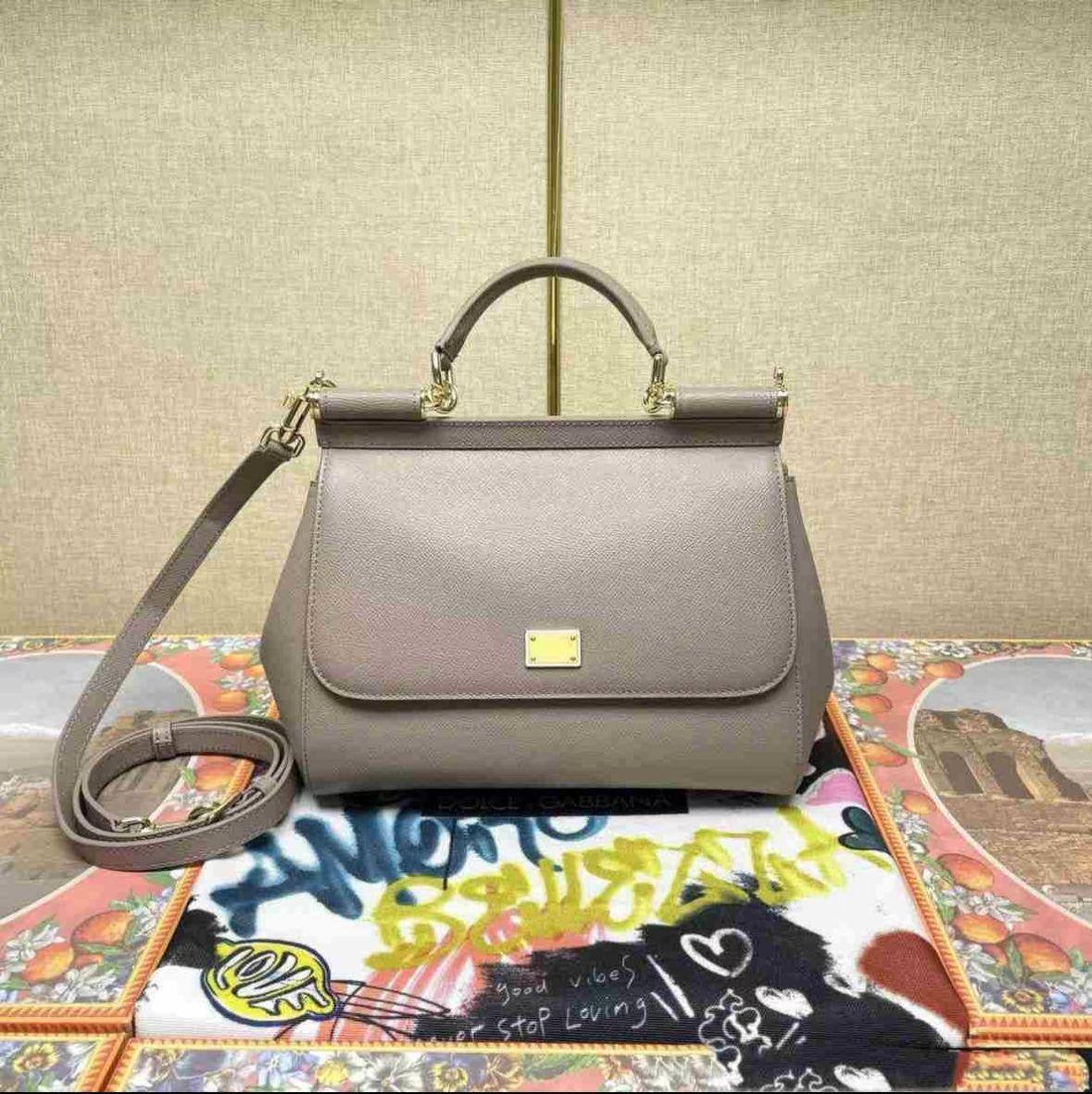 Dolce & Gabbana 
Size : 25 * 22 * 13 cm
120 dhs🇦🇪

with box 
🎁🎁🎁

Zain115
♥️♥️♥️