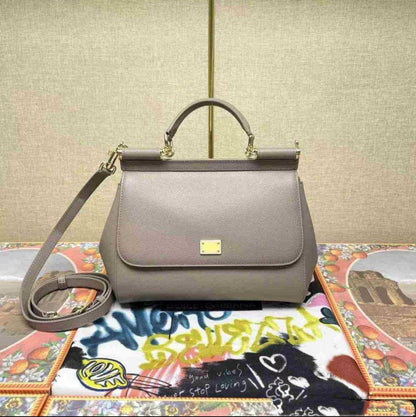 Dolce & Gabbana 
Size : 25 * 22 * 13 cm
120 dhs🇦🇪

with box 
🎁🎁🎁

Zain115
♥️♥️♥️