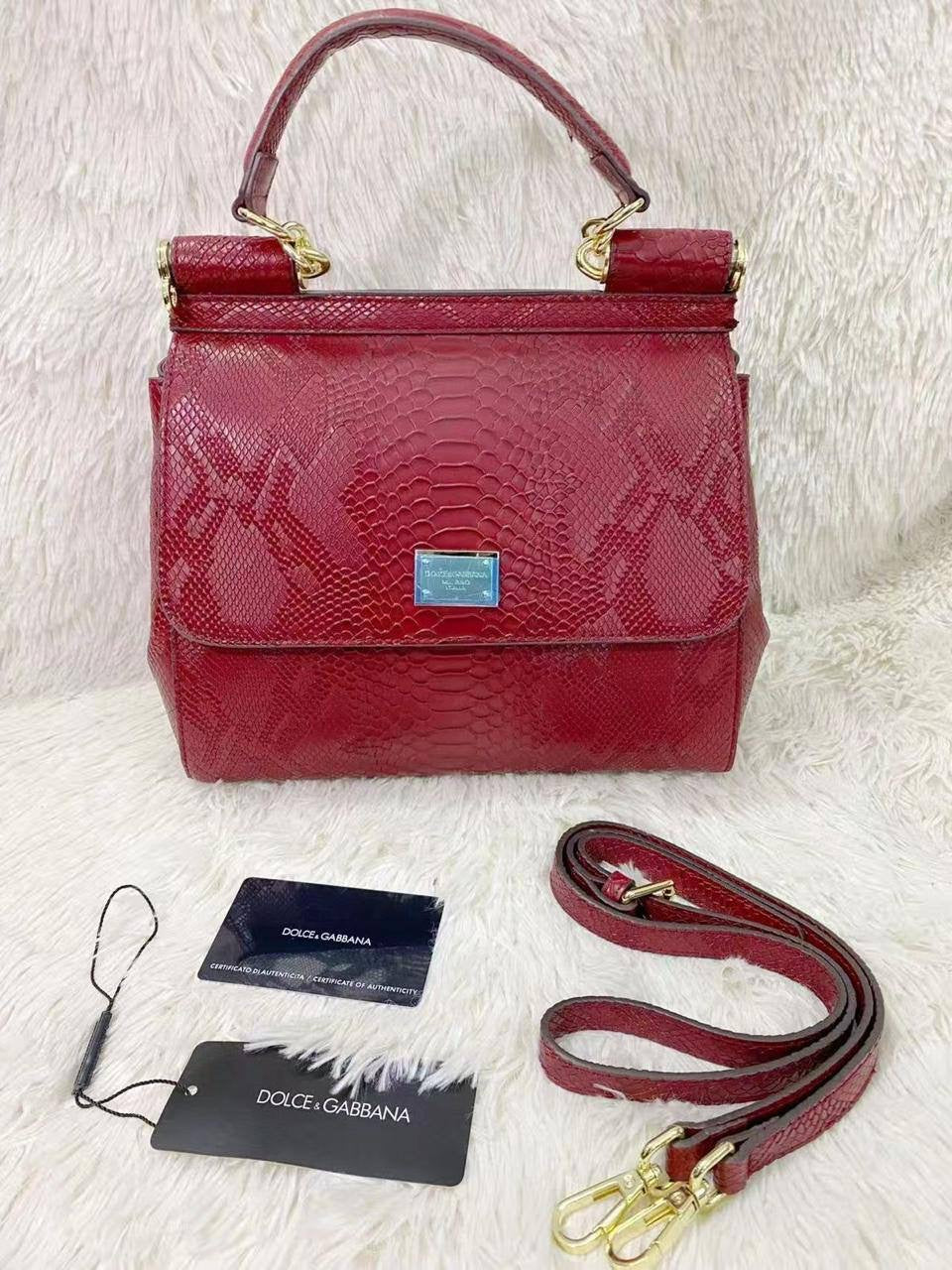 D&G

Size: 25 * 20 * 12 cm
80 dhs🇦🇪

Zain115
♥️♥️♥️