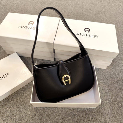 Aigner

90 dhs🇦🇪

with box
🎁🎁🎁

size 20cm

Zain26
♥️♥️♥️