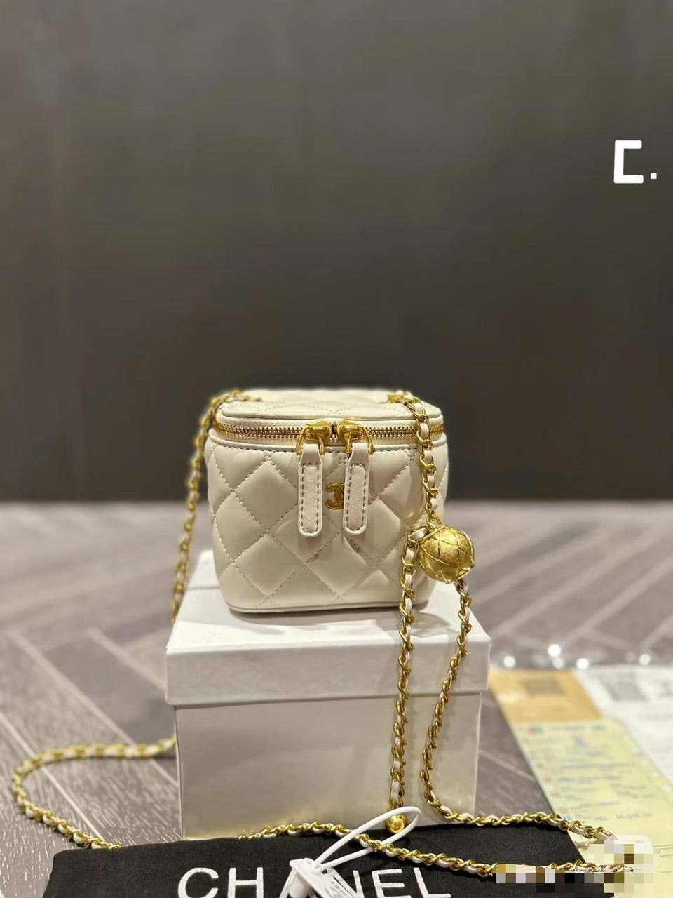 Chanel mini

Size :10 * 8 cm

95 dhs🇦🇪

with box 🎁

Zain115
♥️♥️♥️