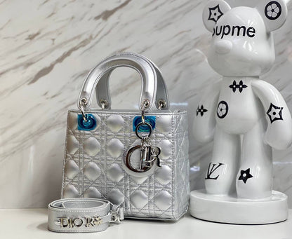Dior
Good Quality bag 

with box 
🎁🎁🎁

110 dhs🇦🇪

Zain117
♥️♥️♥️