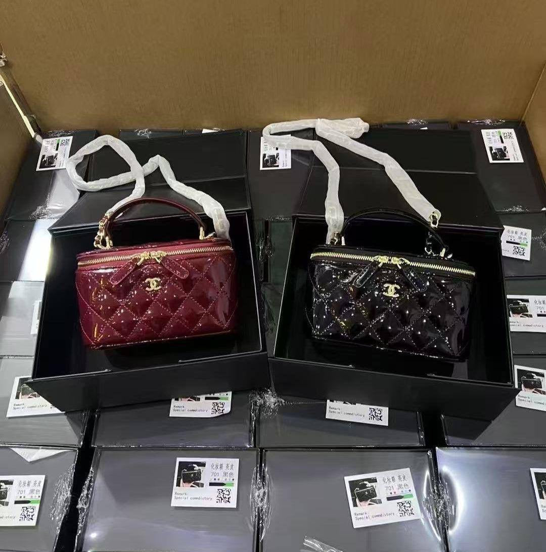 Chanel 24K
Size: 17 * 10 * 8 cm
90 dhs🇦🇪

with box
🎁🎁🎁

Zain115
♥️♥️♥️