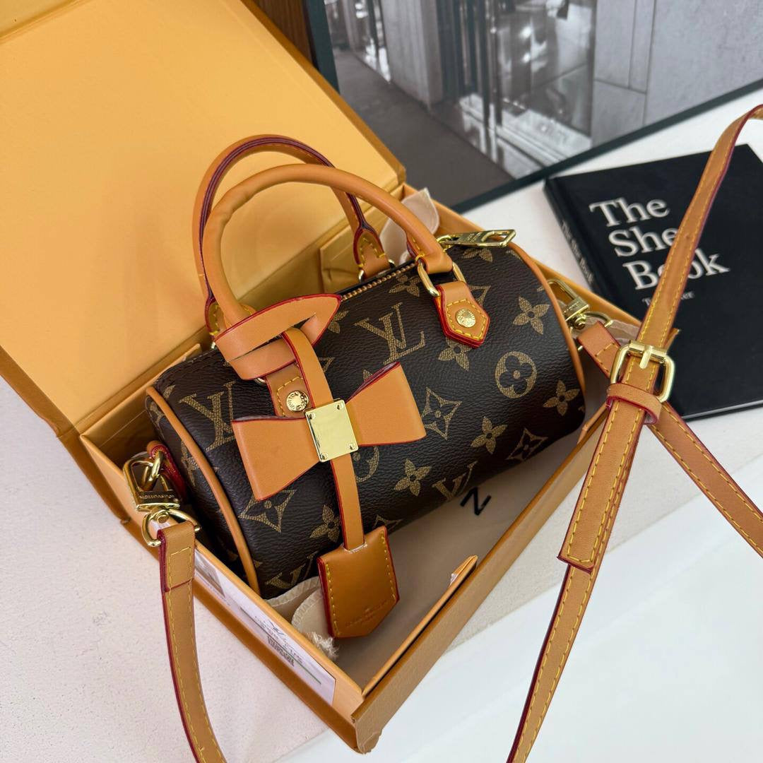 LV

80 dhs🇦🇪

with box
🎁🎁🎁

size 16×9×10cm

Zain42
♥️♥️♥️