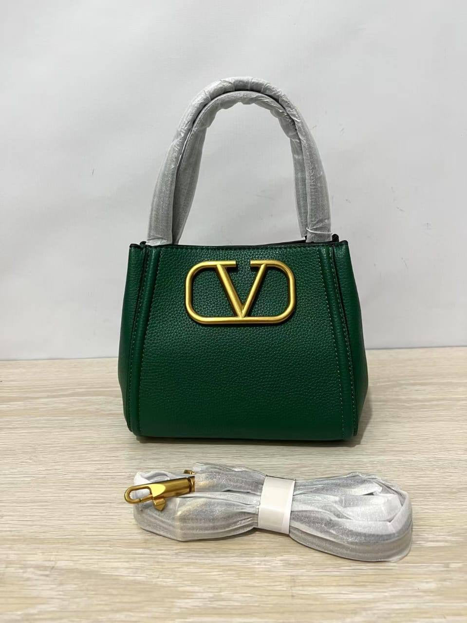 Valentino
90 dhs🪙💕
High quality
21Cm

Zain26
♥️♥️♥️