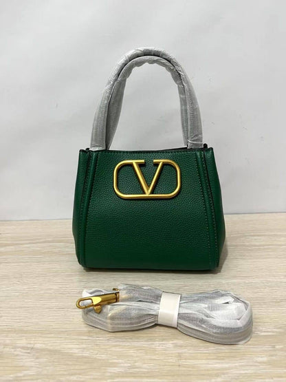 Valentino
90 dhs🪙💕
High quality
21Cm

Zain26
♥️♥️♥️