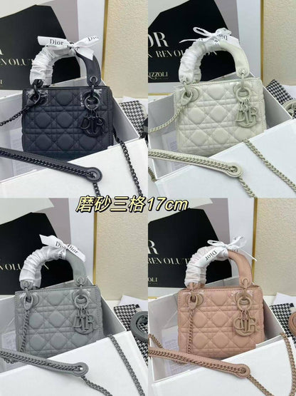 LADY DIOR Master
260 dhs🇦🇪
#withbox
🎁🎁🎁

#17cm..

Zain228
♥️♥️♥️