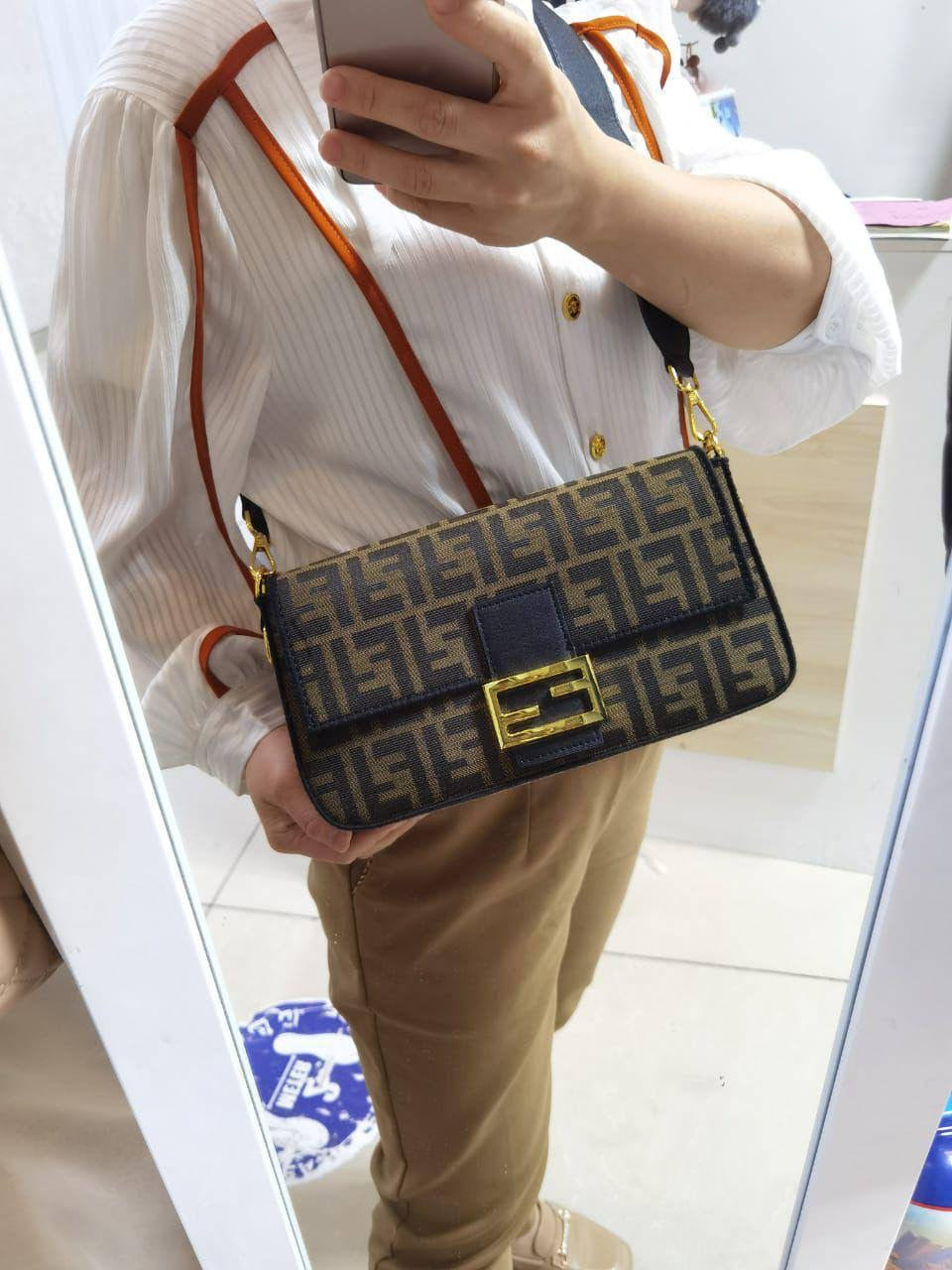 Fendi Baguette
Size : 26 *15 cm
95 dhs🇦🇪
with box 🎁

Zain115
♥️♥️♥️