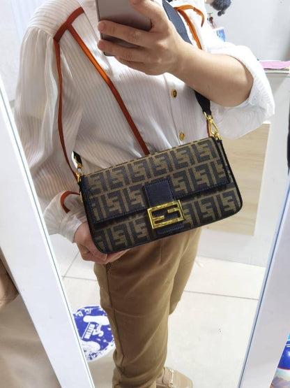 Fendi Baguette
Size : 26 *15 cm
95 dhs🇦🇪
with box 🎁

Zain115
♥️♥️♥️