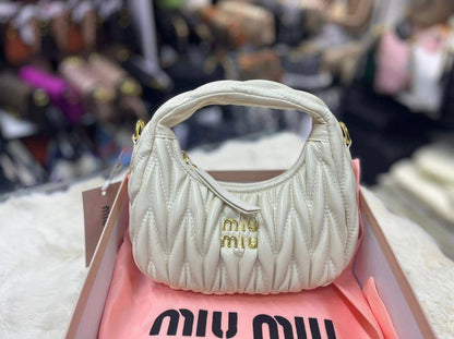 Miu Miu

With box 
🎁🎁🎁

95 dhs🇦🇪

Zain93
♥️♥️♥️