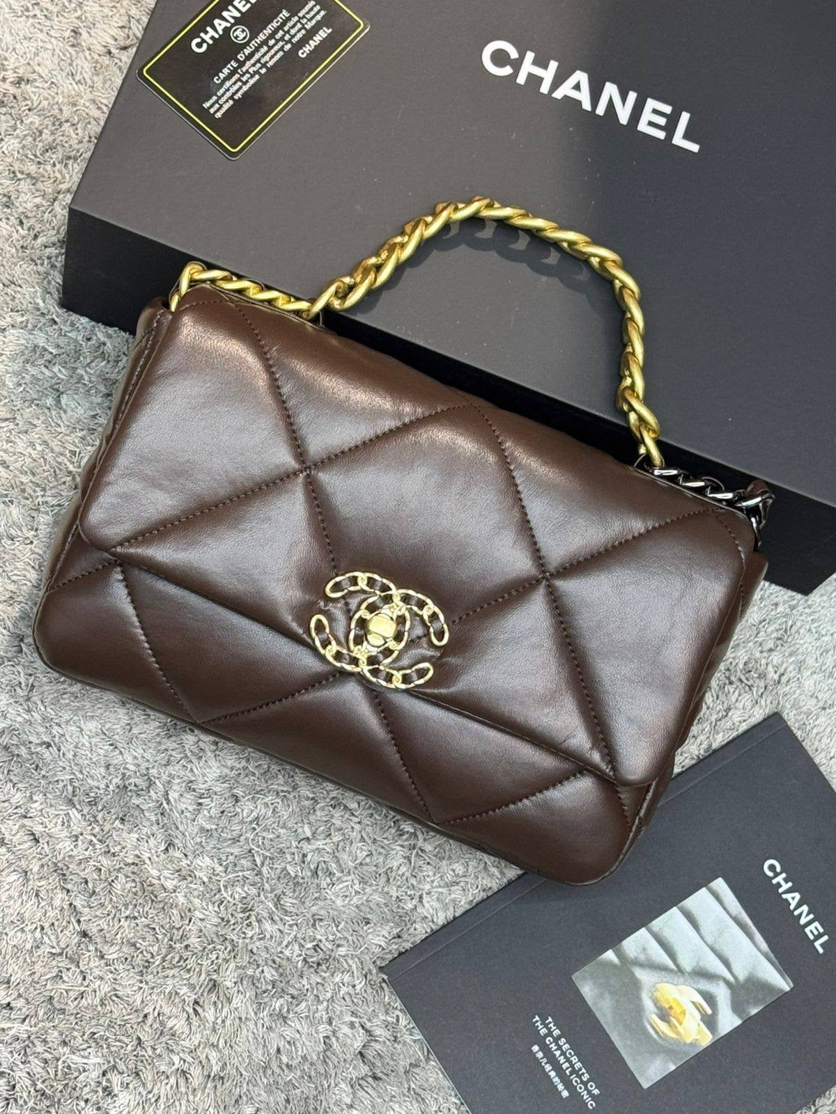 Chanel 
         26 Cm
250 dhs🇦🇪

Zain131
♥️♥️♥️