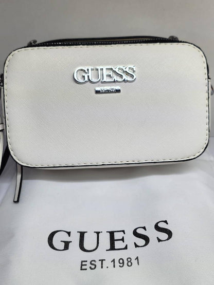 Guess 
Size : 19 * 11 * 7 cm
60 dhs🇦🇪

with box
🎁🎁🎁

Zain115
♥️♥️♥️