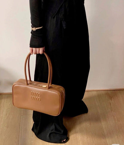 Miu Miu
Size : 30 * 14 * 9.5 cm
80 dhs🇦🇪

Zain115
♥️♥️♥️