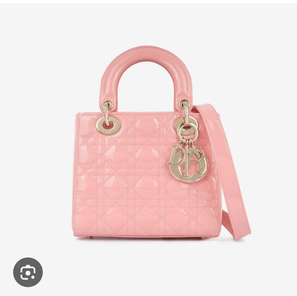 DIOR 
GOOD QUALITY 
105 dhs🪙💕
Size 18 CM

Zain200
♥️♥️♥️