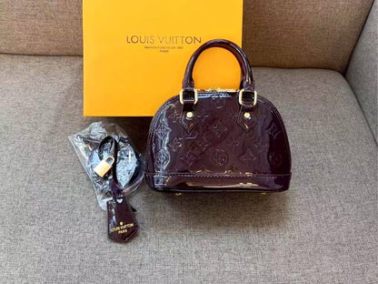 LV
90 dhs🇦🇪
with box
🎁🎁🎁

size 20cm

Zain26
♥️♥️♥️