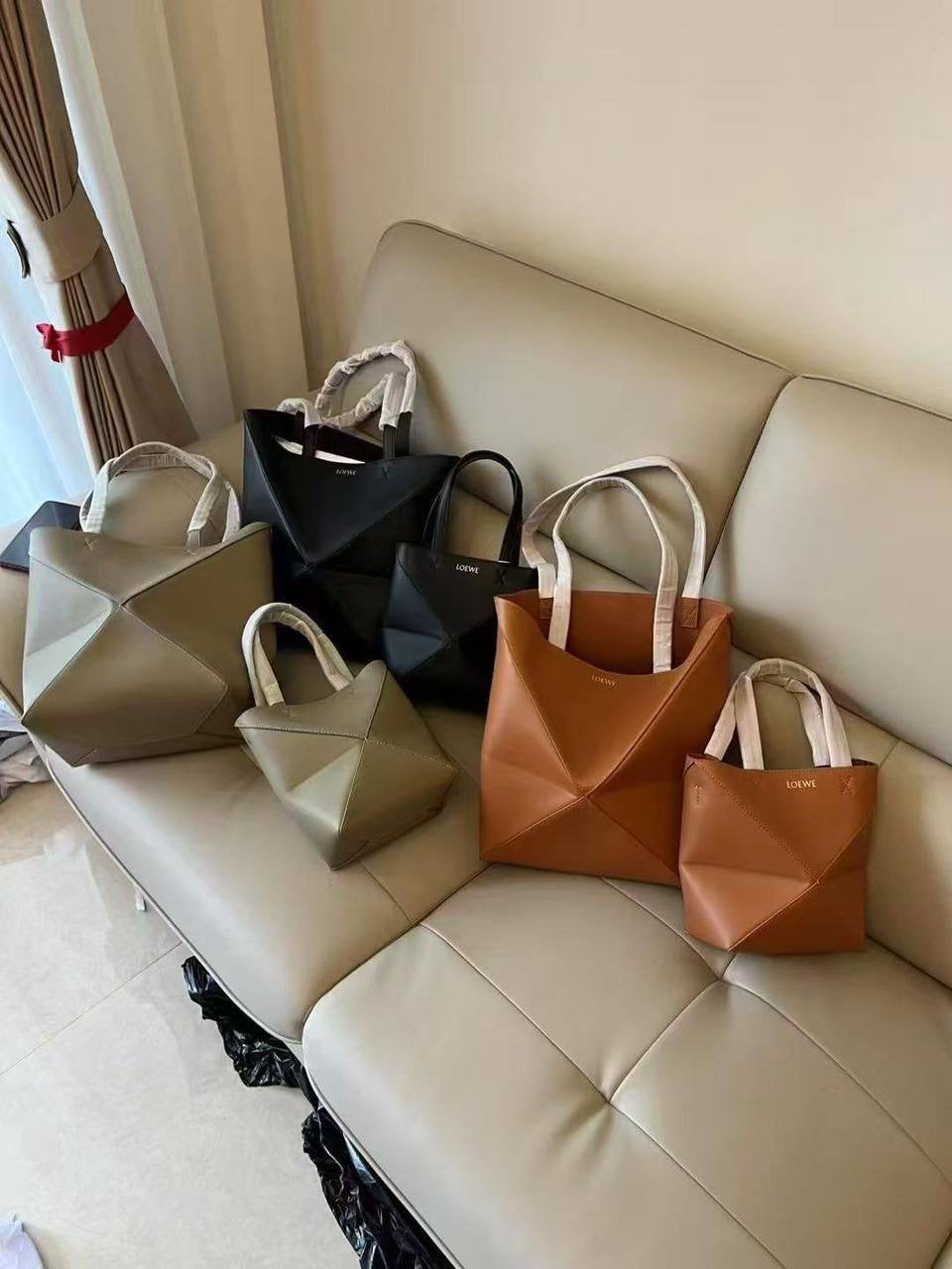 Loewe 
#Small 290 dhs🇦🇪
#Big 300 dhs🇦🇪

Zain
♥️♥️♥️