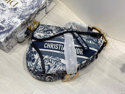 Dior

with box
🎁🎁🎁

110 dhs🇦🇪

good quality

Zain44
♥️♥️♥️