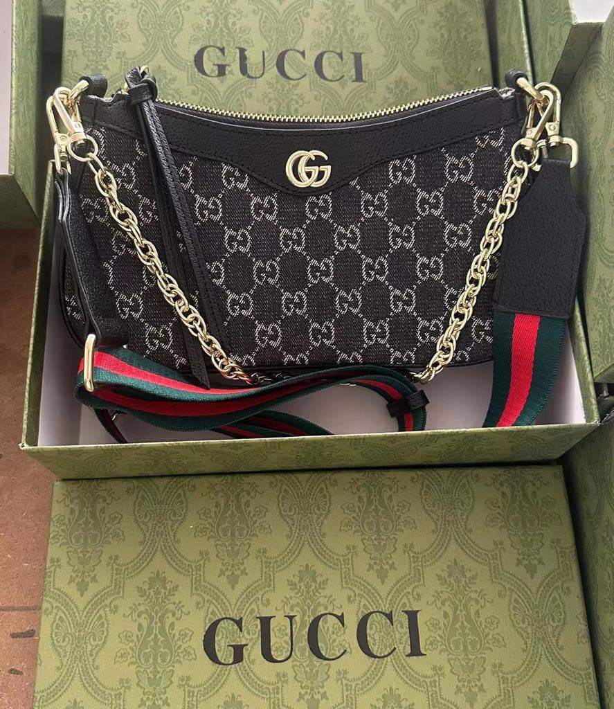 Gucci
90 dhs🇦🇪

with box
🎁🎁🎁

size 24cm

Zain26
♥️♥️♥️