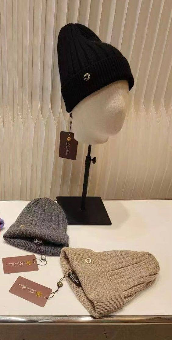 Loro piana winter hats 
Free size 
80 dhs🪙

Zain88
♥️♥️♥️