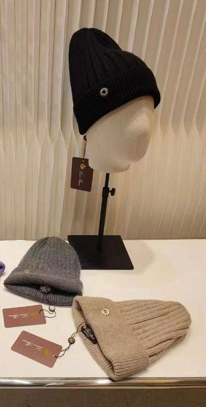 Loro piana winter hats 
Free size 
80 dhs🪙

Zain88
♥️♥️♥️