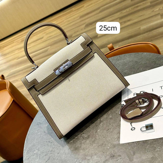 Hermes

Good quality 

with box 
🎁🎁🎁
105 dhs🇦🇪

Zain186
♥️♥️♥️