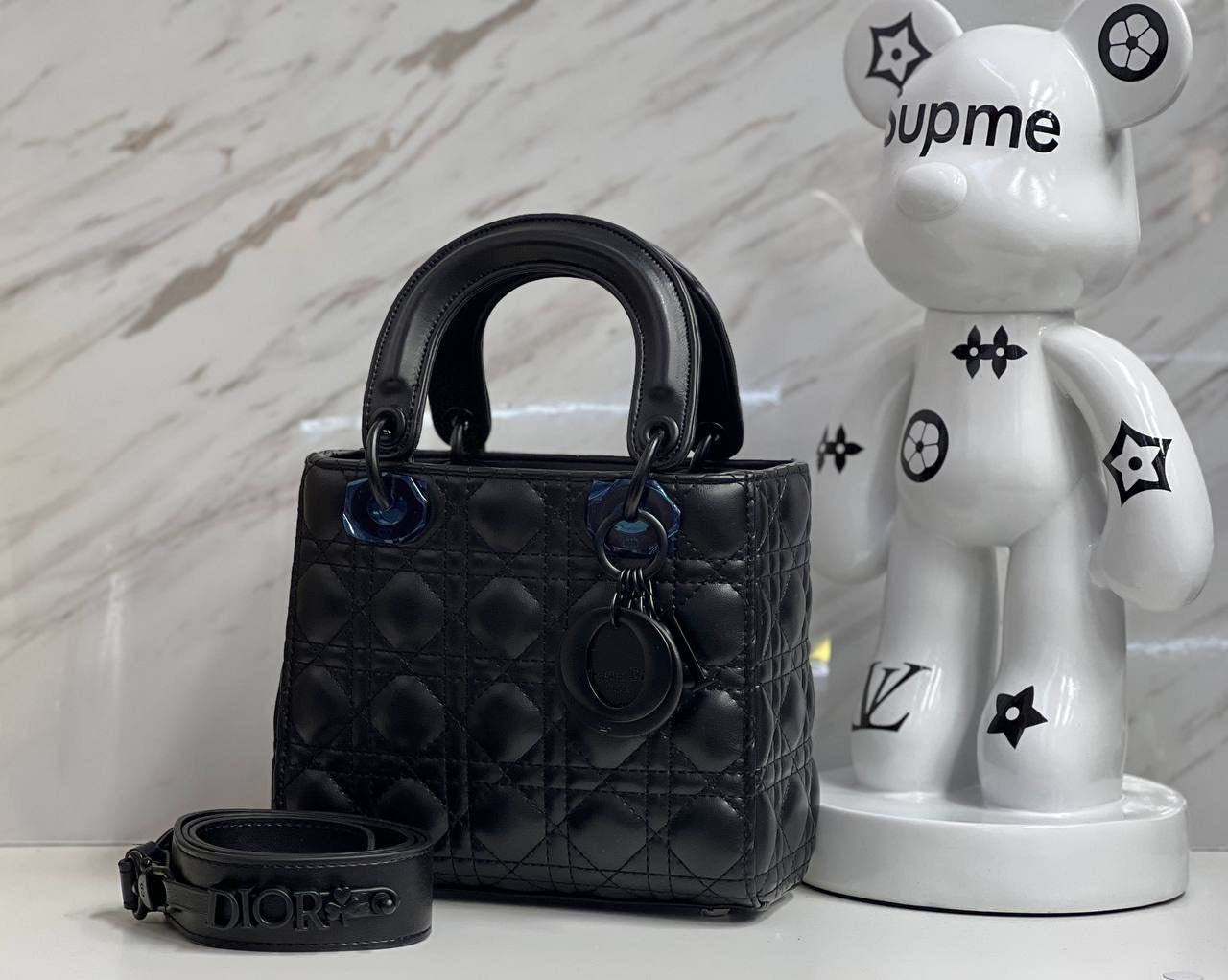 Dior
Good Quality bag 

with box 
🎁🎁🎁

110 dhs🇦🇪

Zain117
♥️♥️♥️